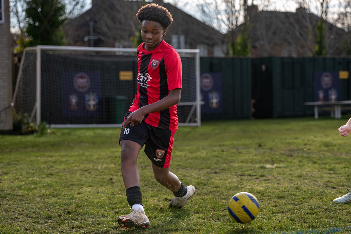 Lions forward making a run behind the Chipstead defence